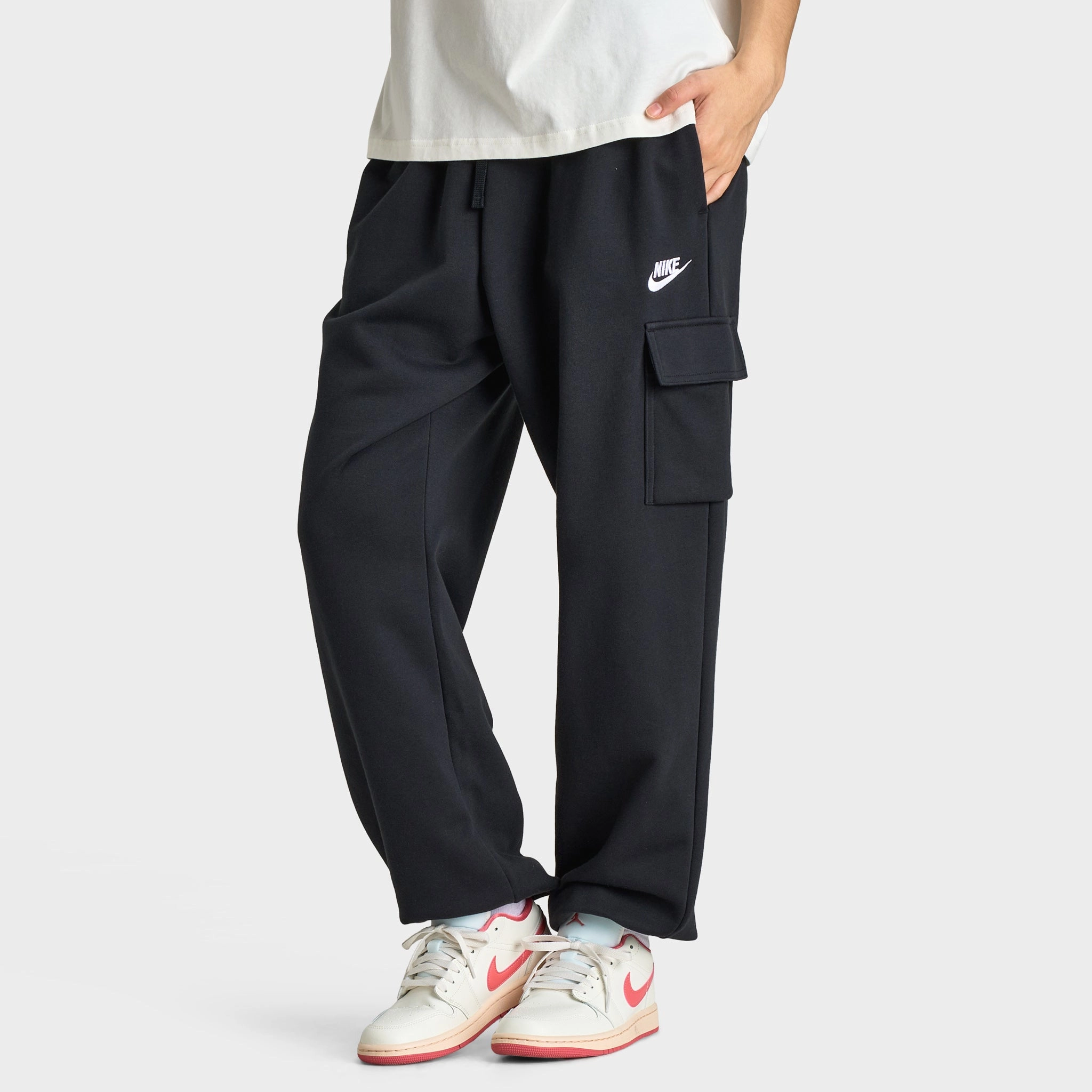 Travel Wear Nike Sportswear Women's Club Fleece Mid-Rise Oversized Cargo Sweatpants Black / White