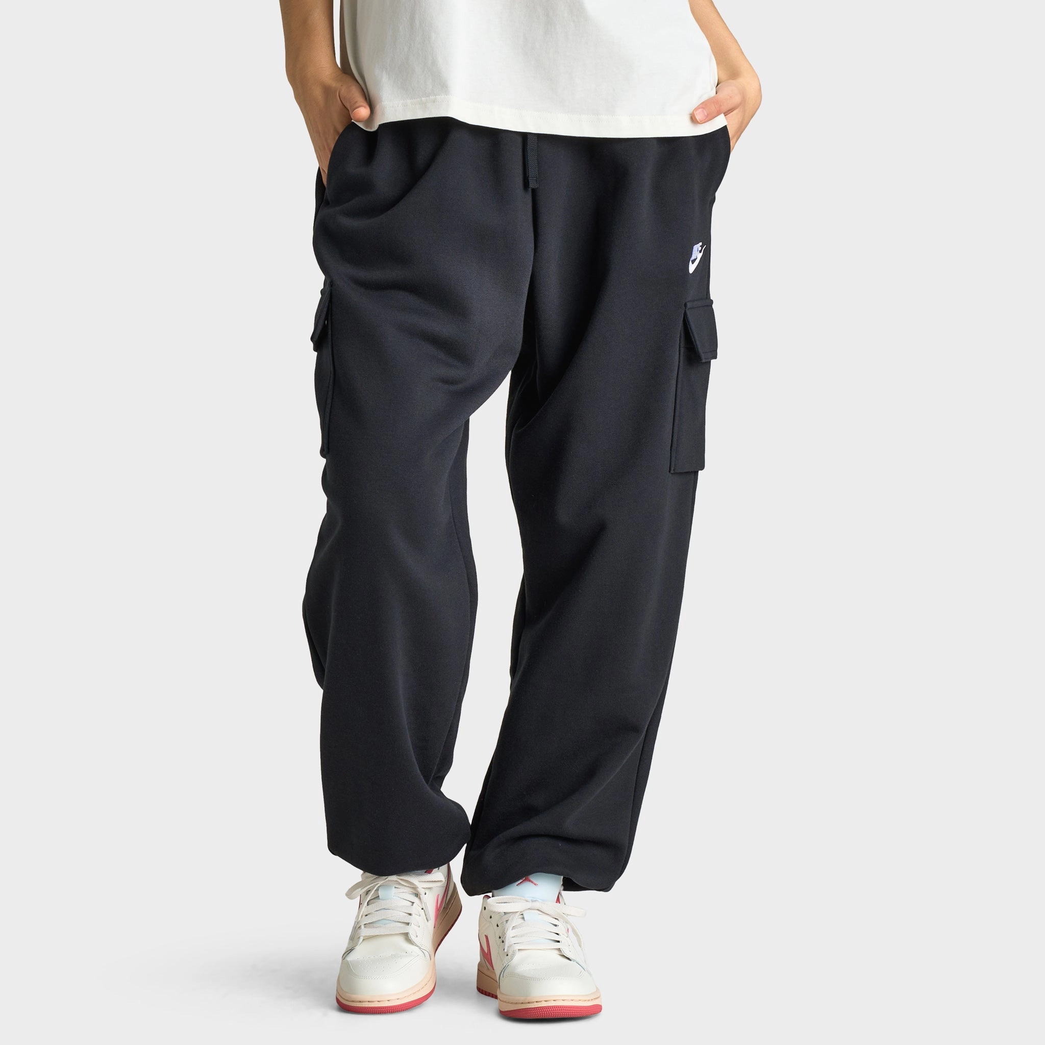 Nike Sportswear Women's Club Fleece Mid-Rise Oversized Cargo Sweatpants Black / White UVProtectionFabric body wash