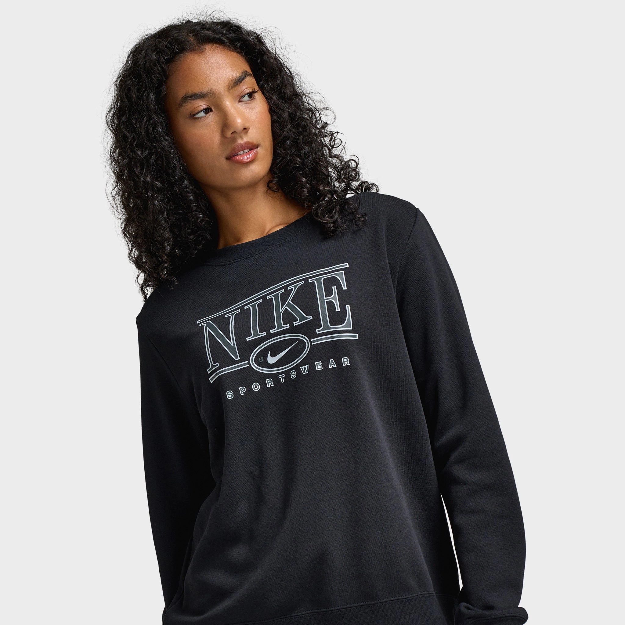 Neutral Tones Look Nike Sportswear Women's Logo Crewneck / Black
