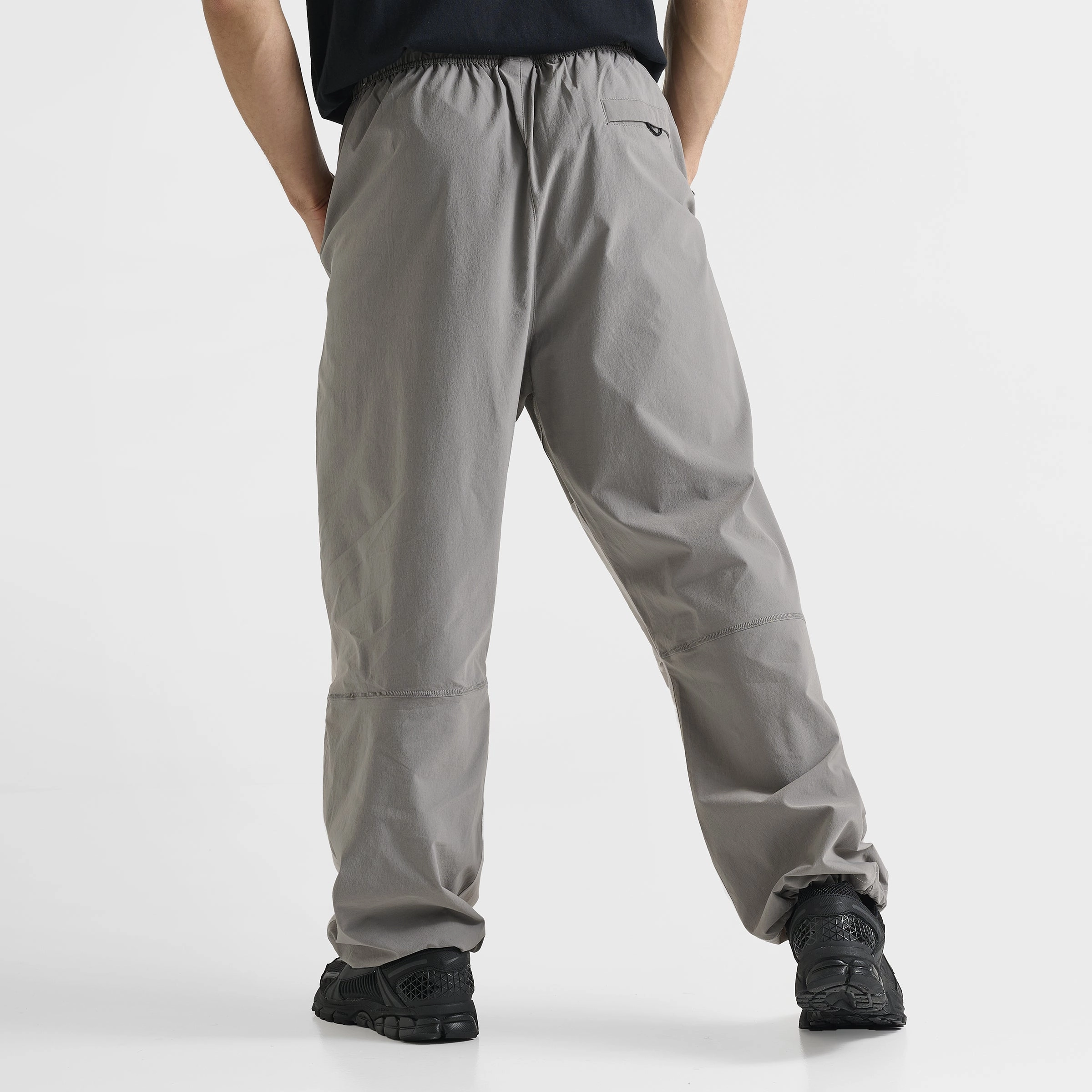 Action Performance nail salon Nike Tech Woven Oversized Pants Flat Pewter / Lt Iron Ore - Black