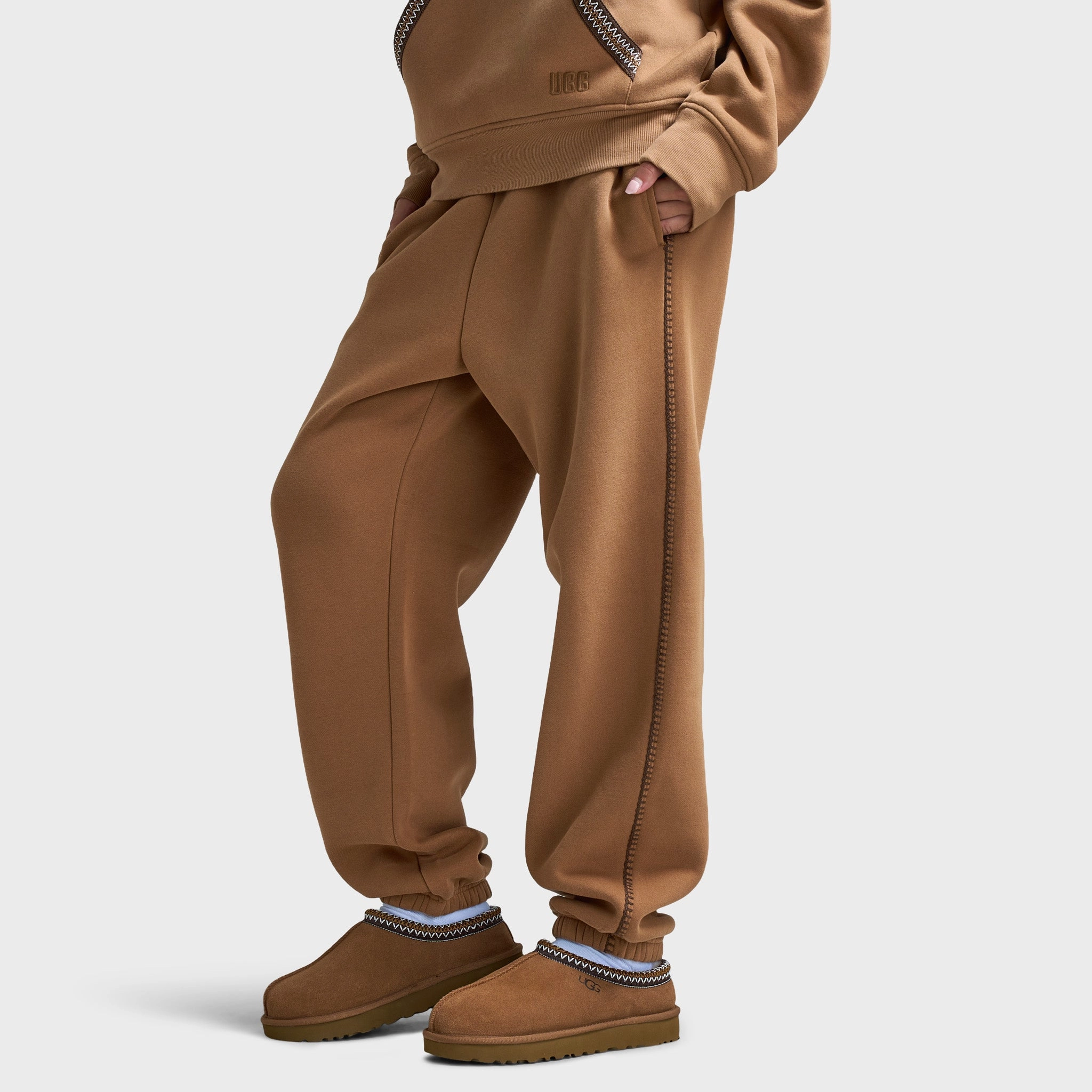 UGG Women's Classic Sweatpant / Chestnut Four Way Stretch Fabric TemperatureRegulating Textiles