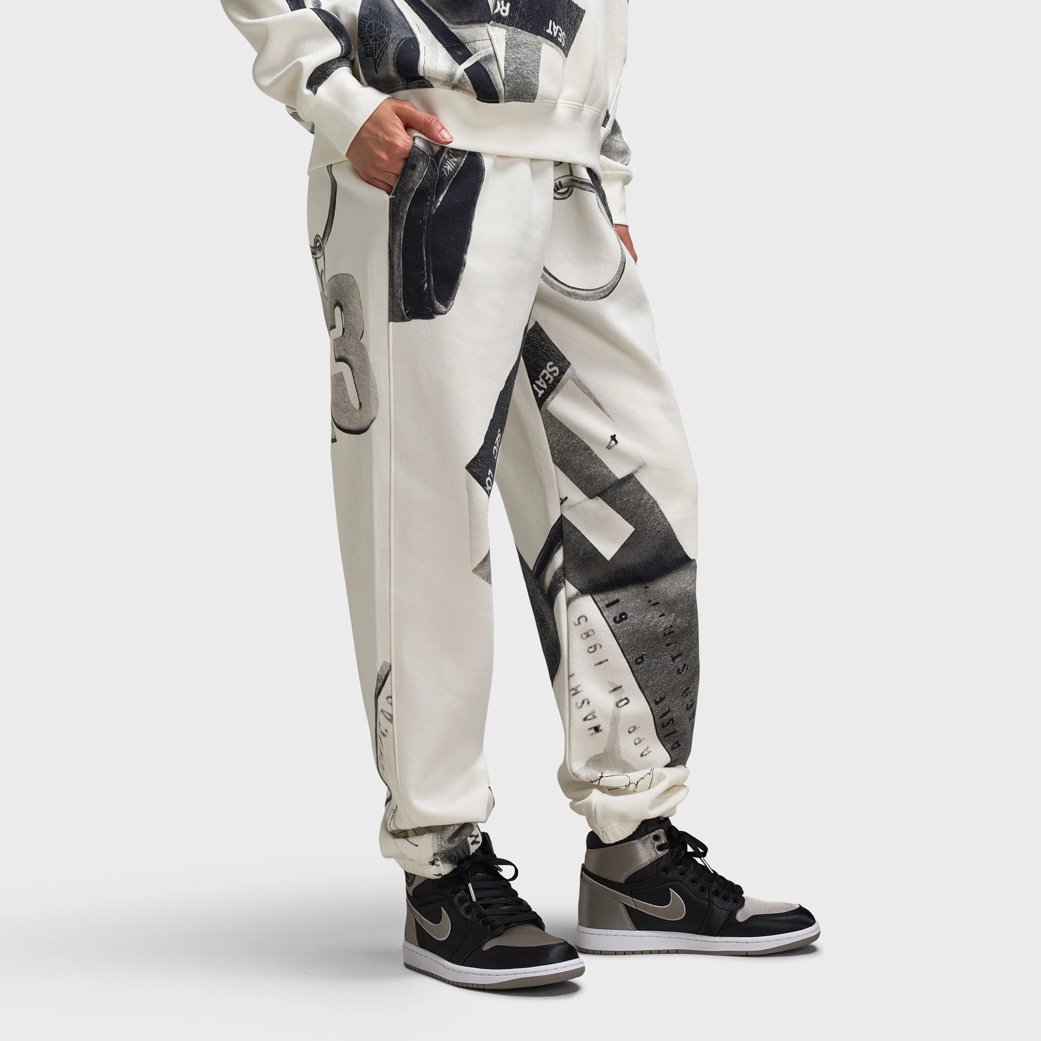 Jordan Women's Brooklyn All Over Print Fleece Pants Sail / Black Mom Soft