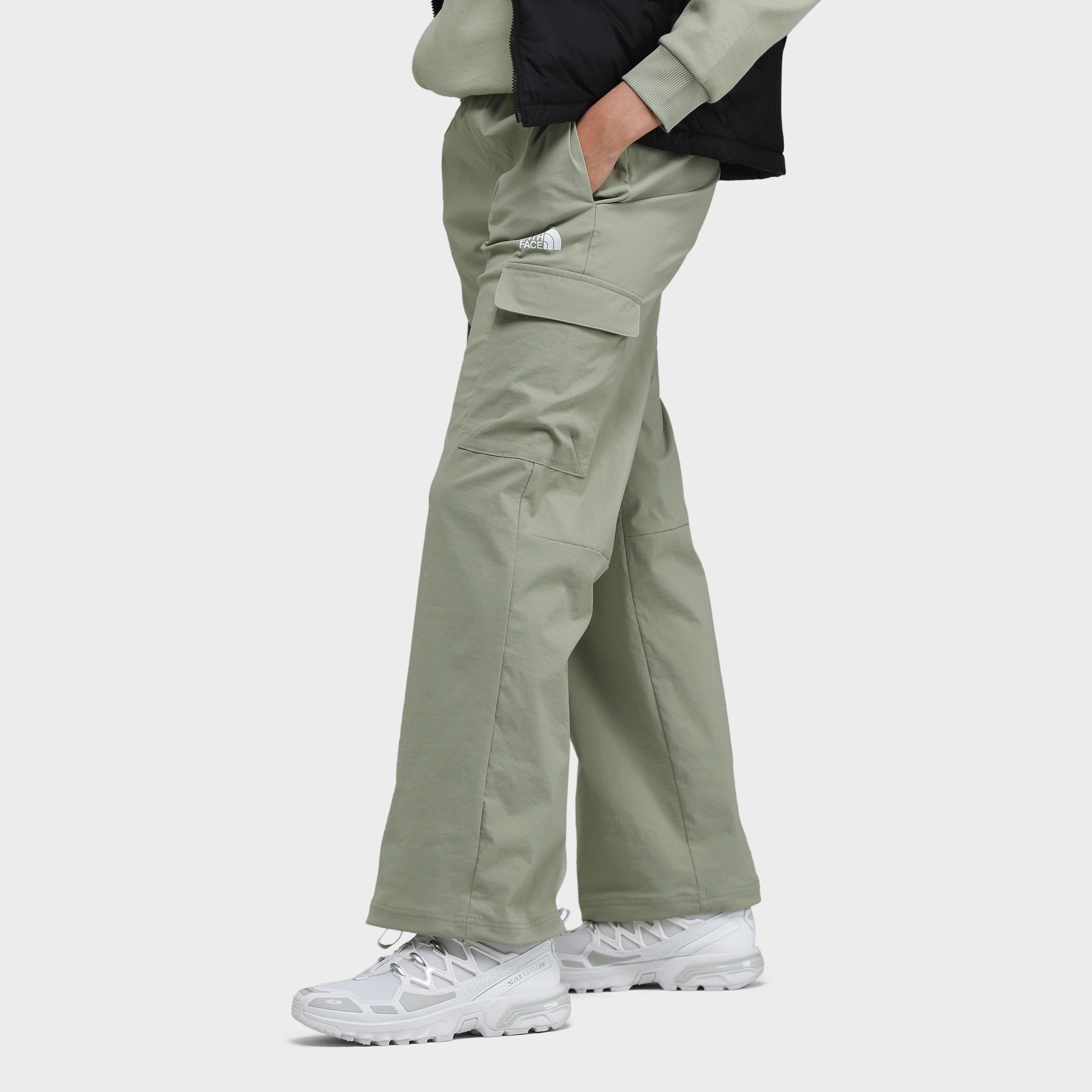 The North Face Women's Highwaisted Cargo Pants / Tea Green labeling venue