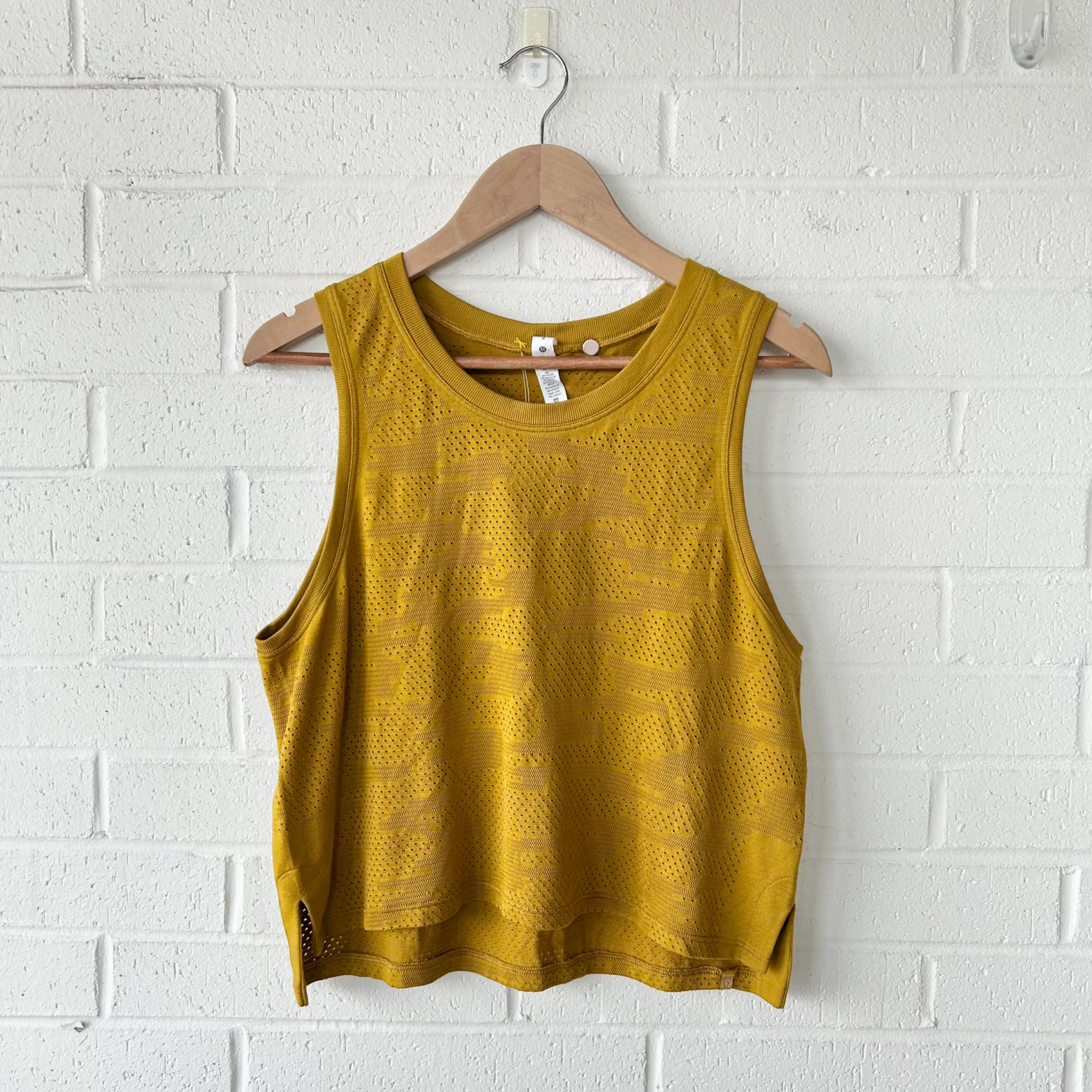 Lulu Lemon Athletic Top Size Medium NoRubEdging ReinforcedKnees