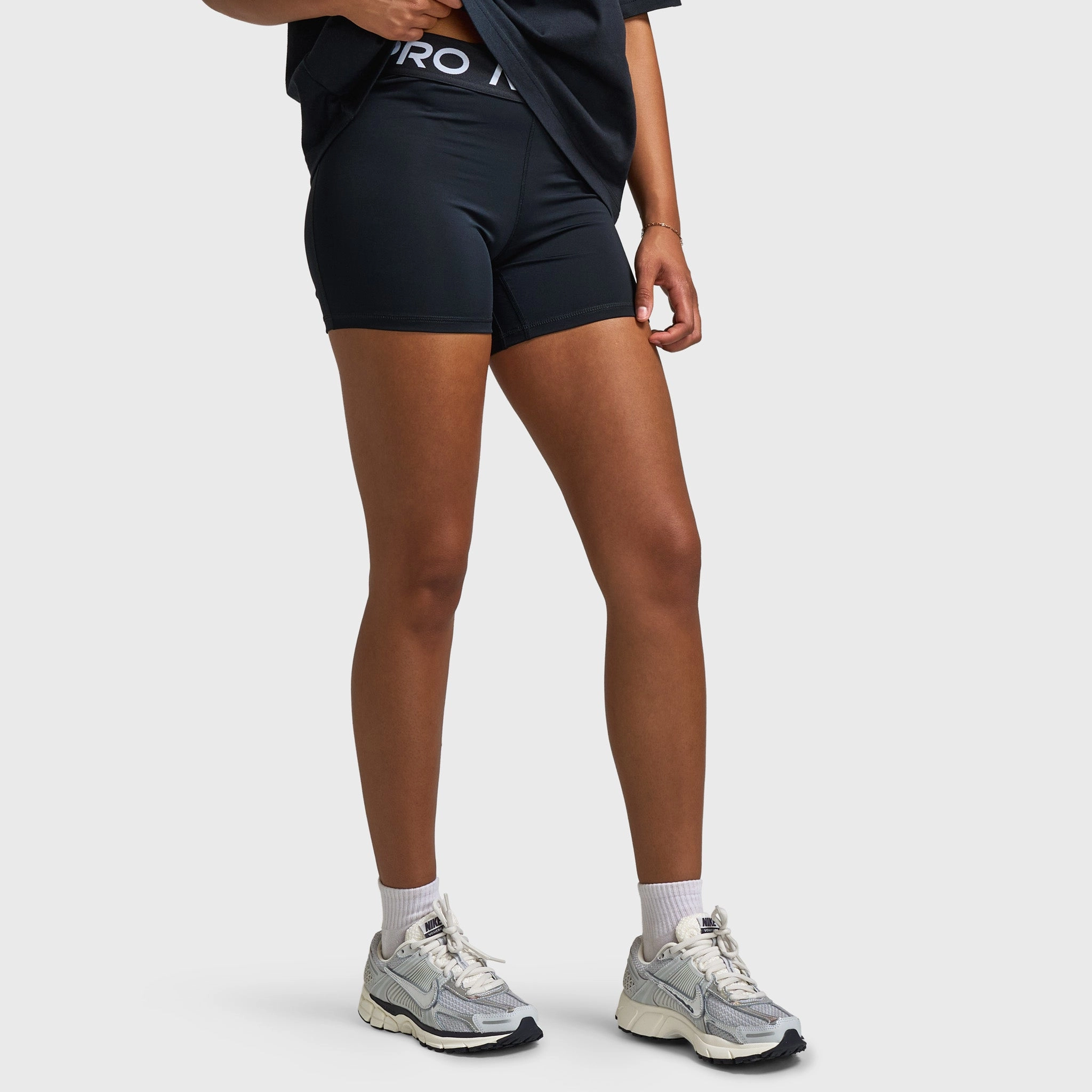 Chill Mood Nike Pro Women's 365 5" Shorts Black / White