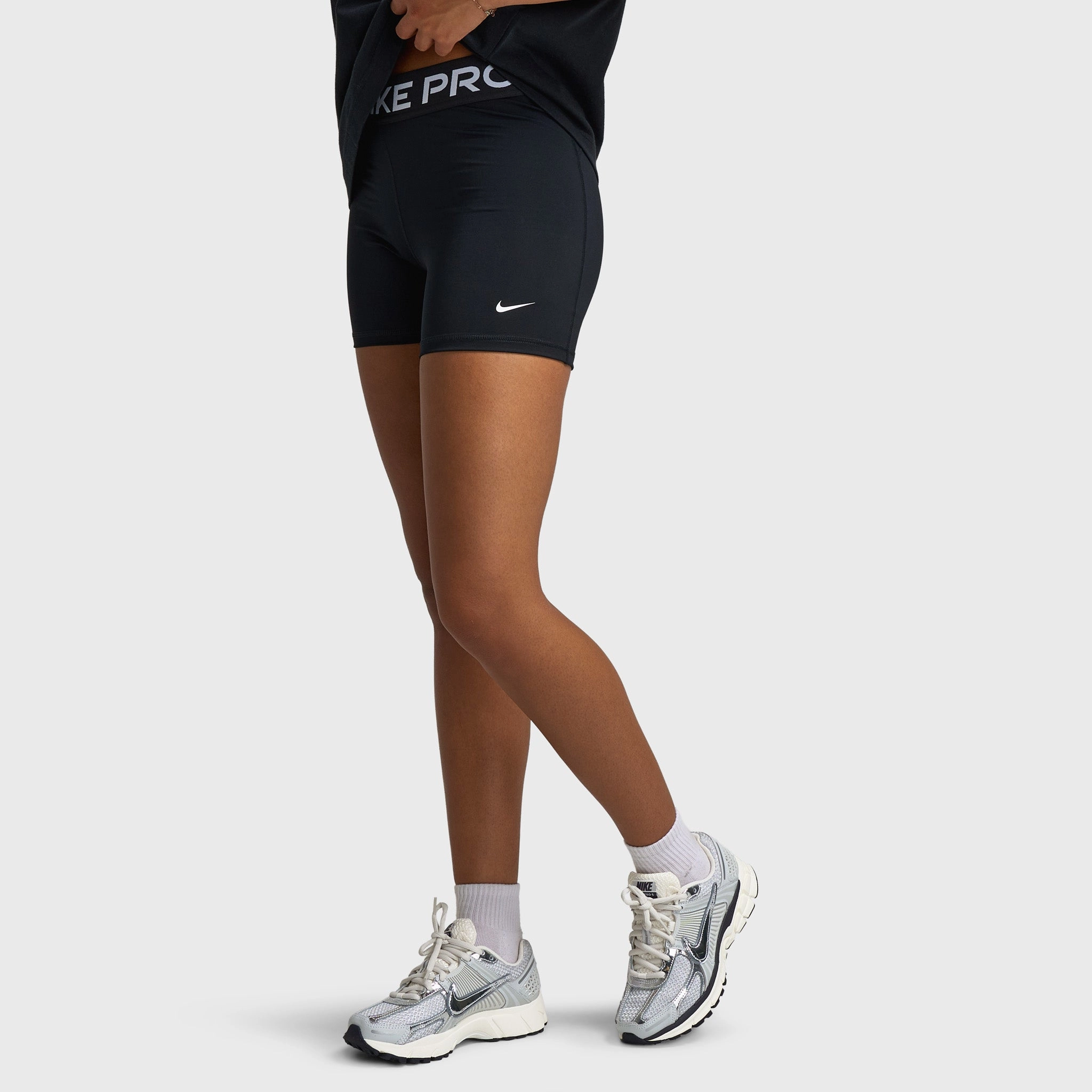 Practical Wear Casual Elegance Nike Pro Women's 365 5" Shorts Black / White