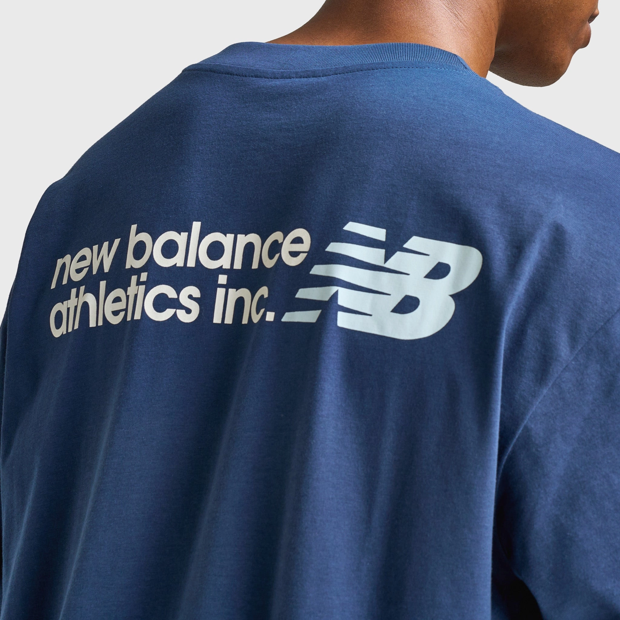 New Balance Oversized Logo Graphic T-Shirt / Navy MoistureWickingTechnology