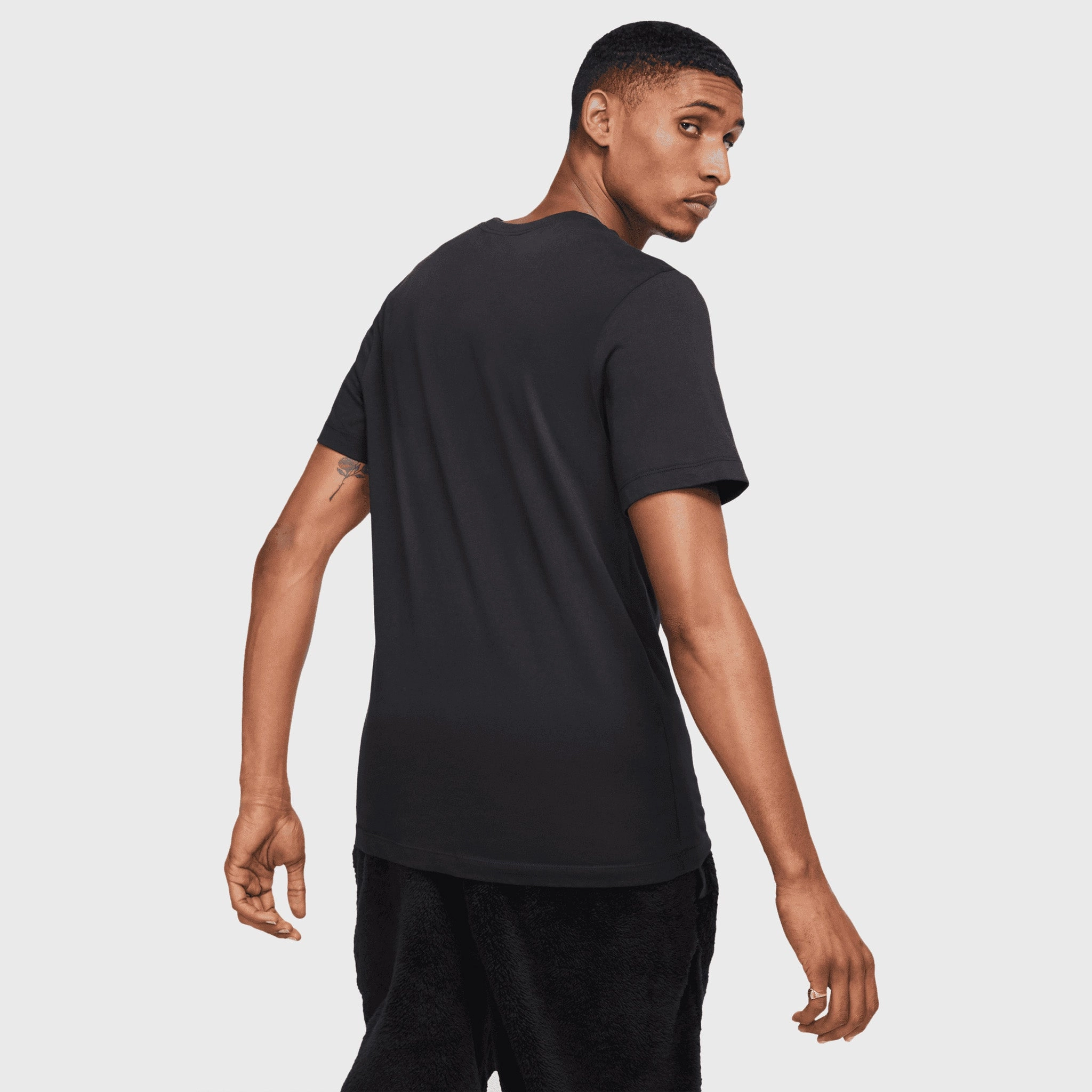 well - ventilated Nike Sportswear Club T-shirt Black / White
