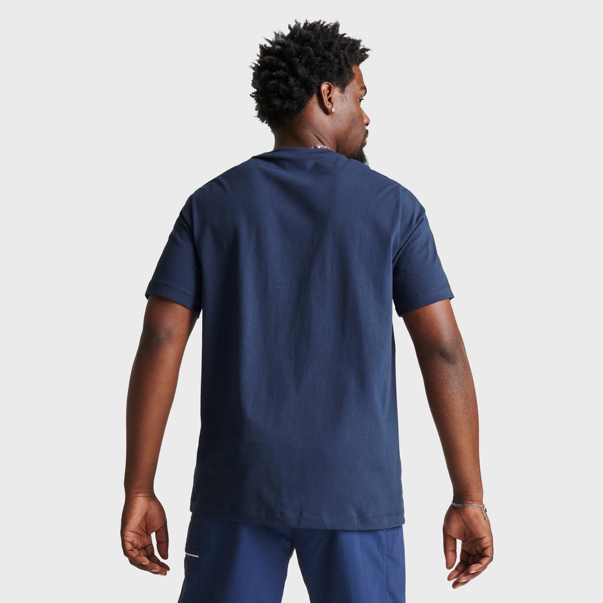 Nike Sportswear Club T-shirt Midnight Navy / White Anti Chafing Enhanced Ventilation Panels