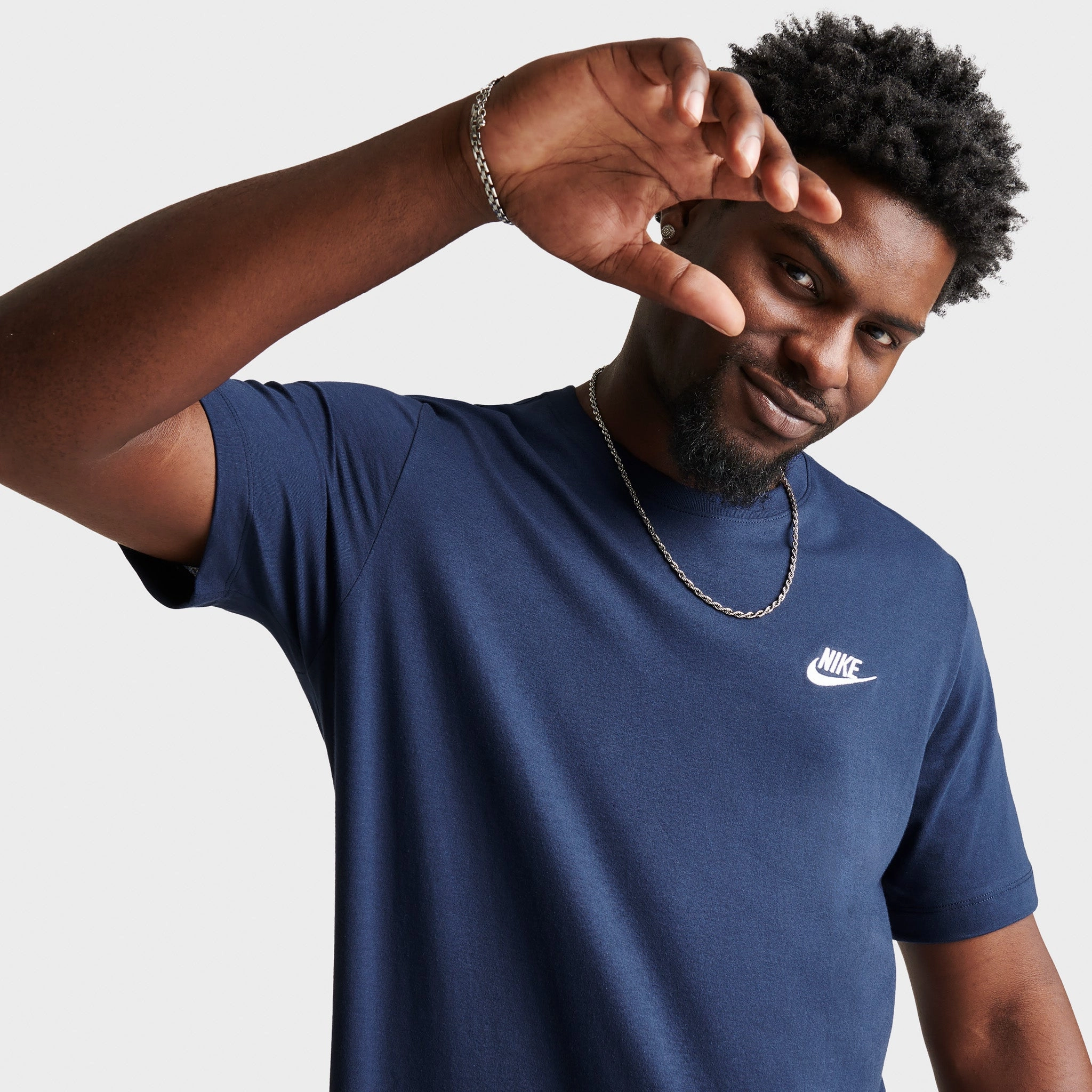 Reinforced Seams Commander - directed Nike Sportswear Club T-shirt Midnight Navy / White