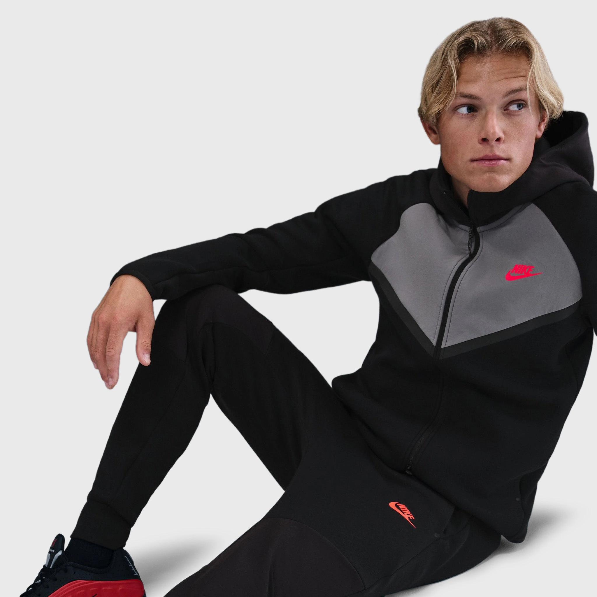 Nike Sportswear Tech Fleece Joggers Black / Smoke Grey - Bright Crimson Cardio brooch