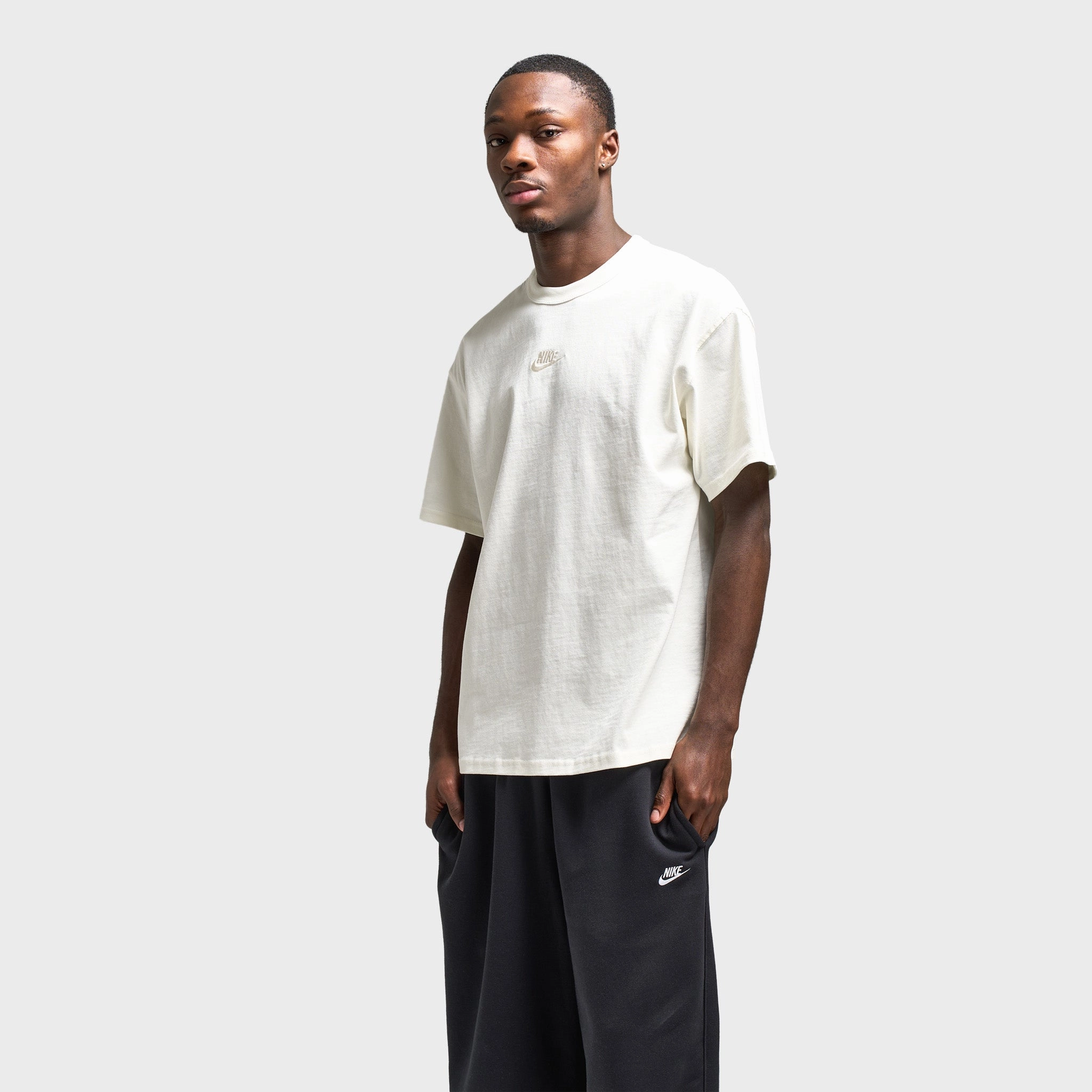 anti - static Nike Sportswear Premium Essential T-Shirt / Sail