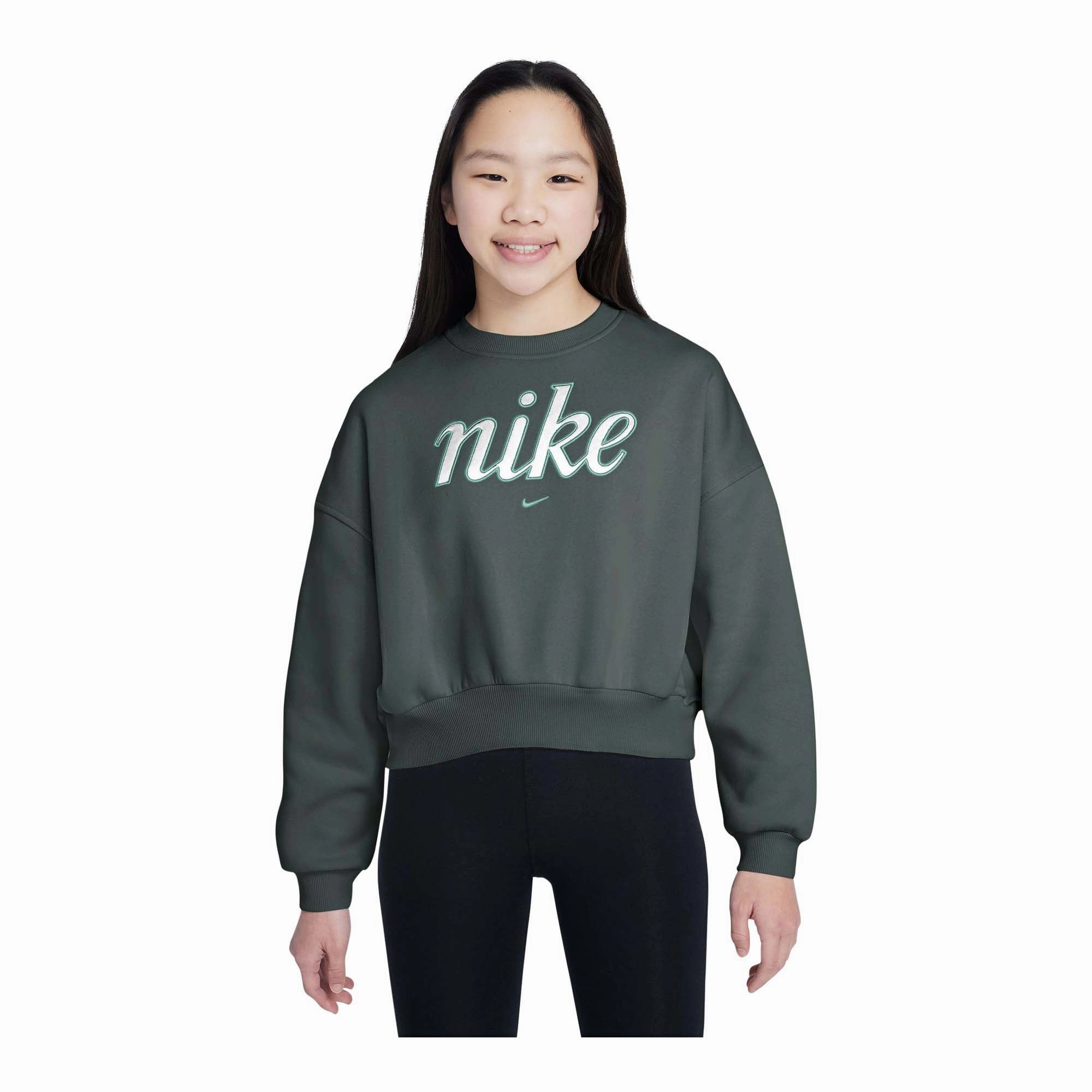 SeamlessPockets Travel Vibe Nike Sportswear Club Fleece Girls' Boxy Crew-Neck Sweatshirt