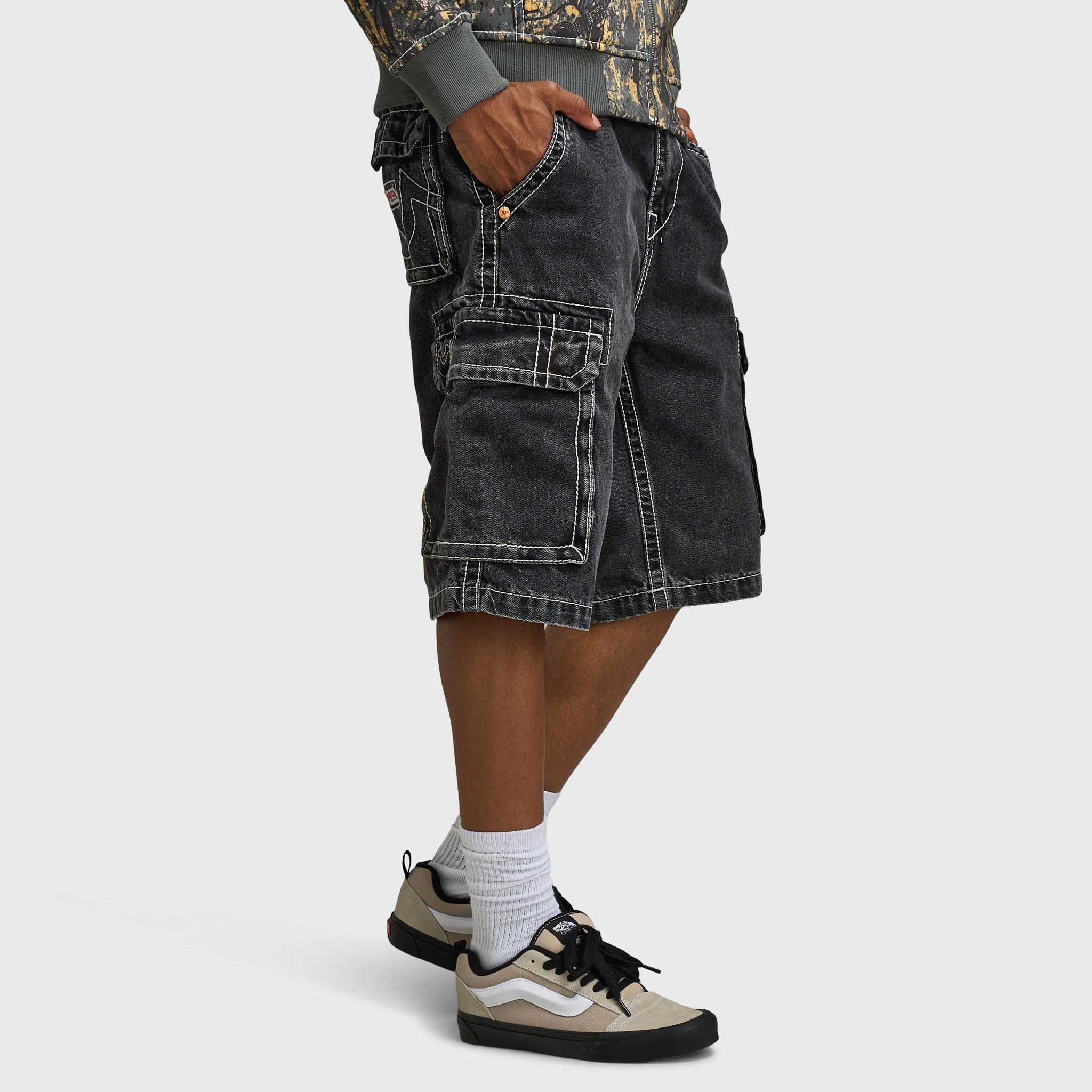 Festival wear True Religion Big T Vinny Cargo Denim Shorts / Bullet Black Wash