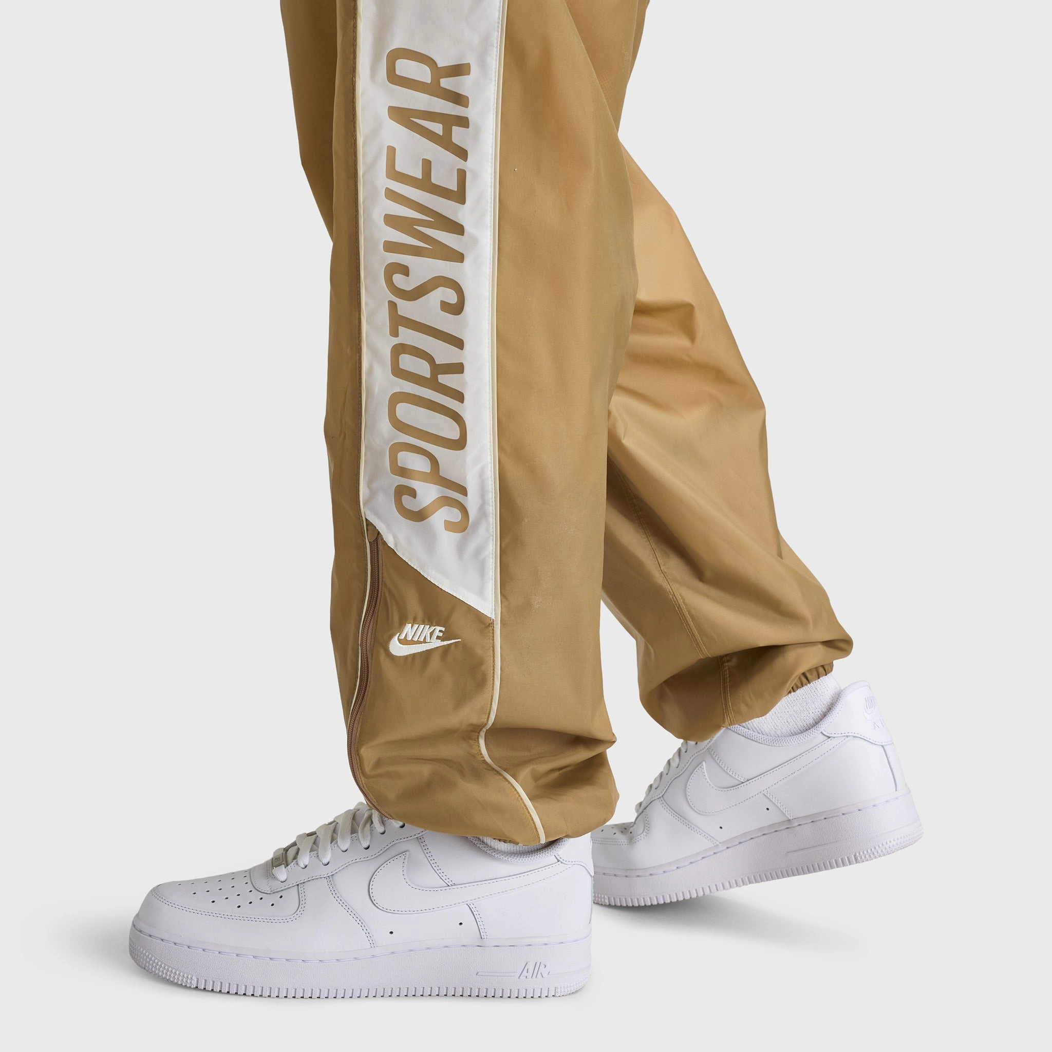 Nike Club Woven Joggers Parachute Beige / Salt - Light Khaki Fast Move Sleek and Soft