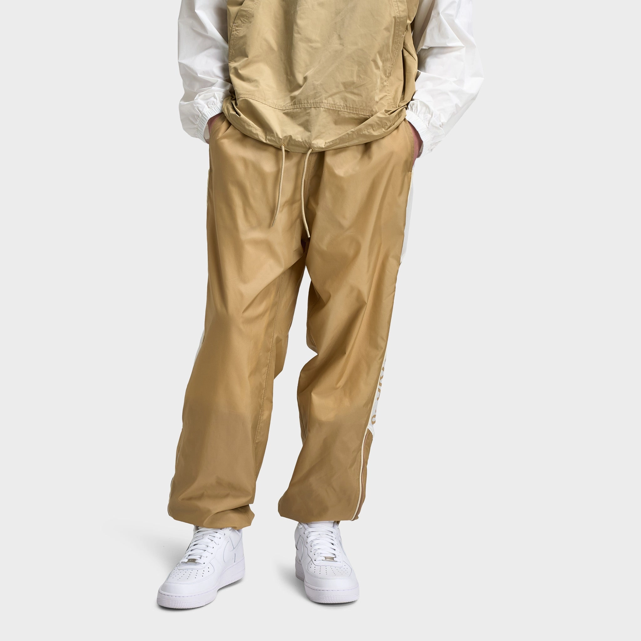 Nike Club Woven Joggers Parachute Beige / Salt - Light Khaki Easy Movement