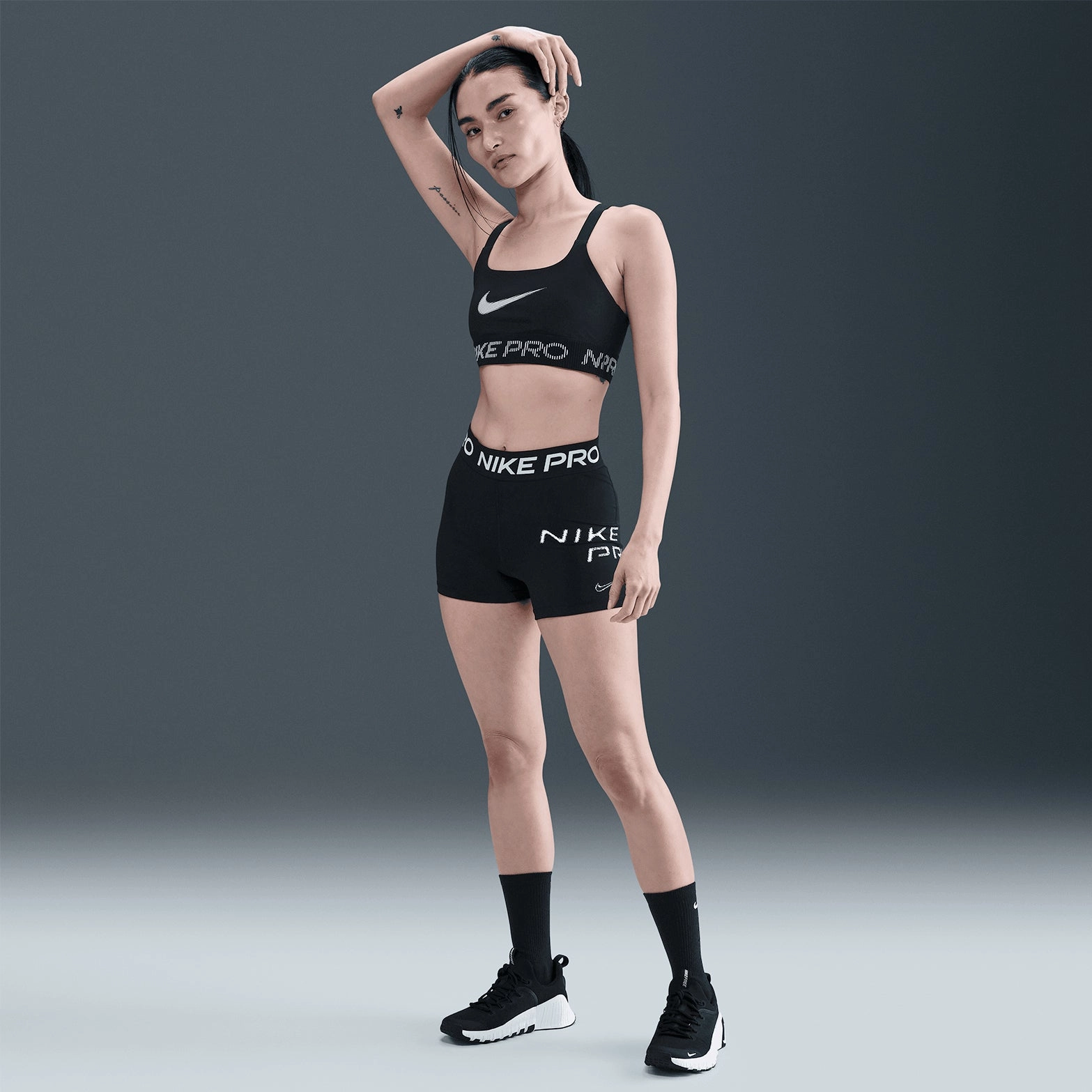 Evening Chic World Tone Women's Light-Support Sports Bra Black / White